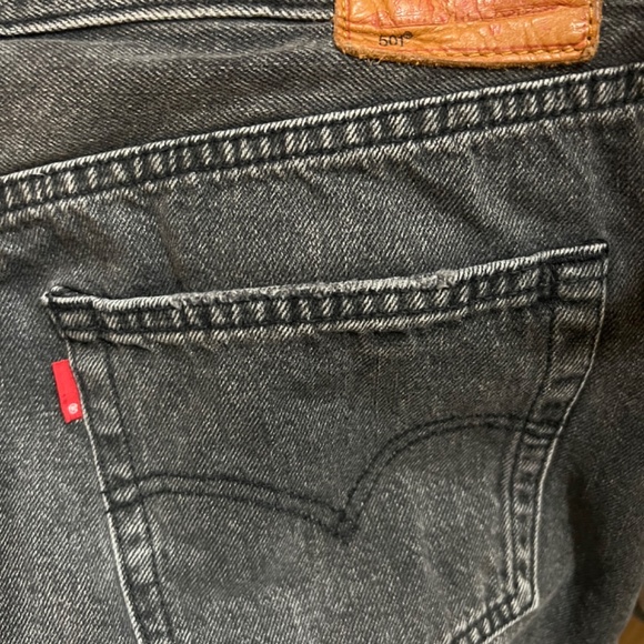 Levi’s premium black denim frayed shorts sz 34 - Picture 4 of 6